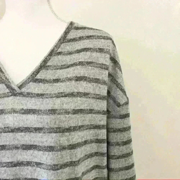 Kendall + Kylie Striped Knit V-Neck Top - Picture 4 of 8